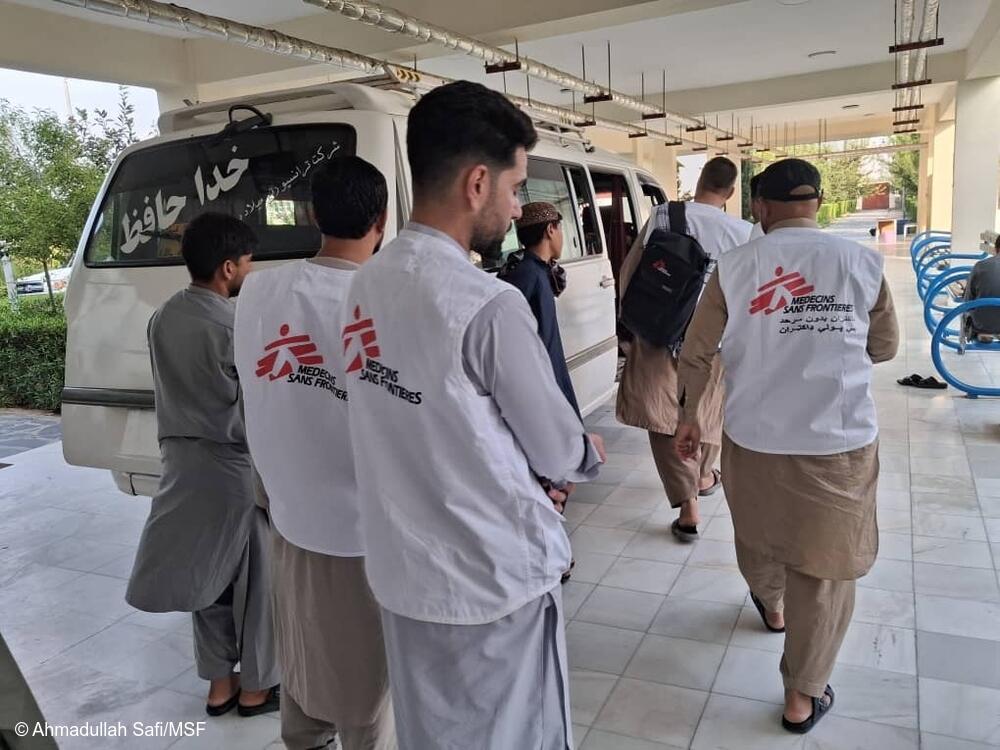 El equipo de MSF Afganistán entregó donaciones de emergencia post terremoto en Afganistán, con dos kits de traumatología y un kit de atención a heridos durante nuestra visita, mientras planificamos una intervención para apoyar a las comunidades afectadas.