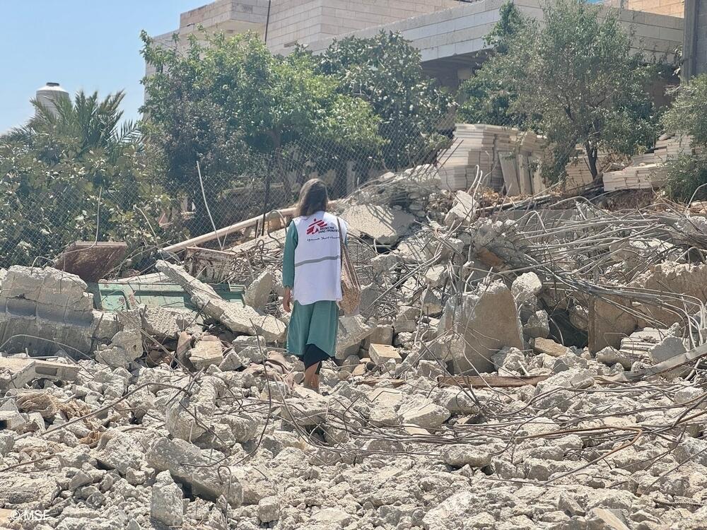 Riesgo de limpieza étnica en territorios Palestinos ocupados: El responsable de incidencia política de MSF durante una visita de campo a la aldea de Kisan, donde las fuerzas israelíes demolieron la vivienda de 250 m² de la familia Ubayat.