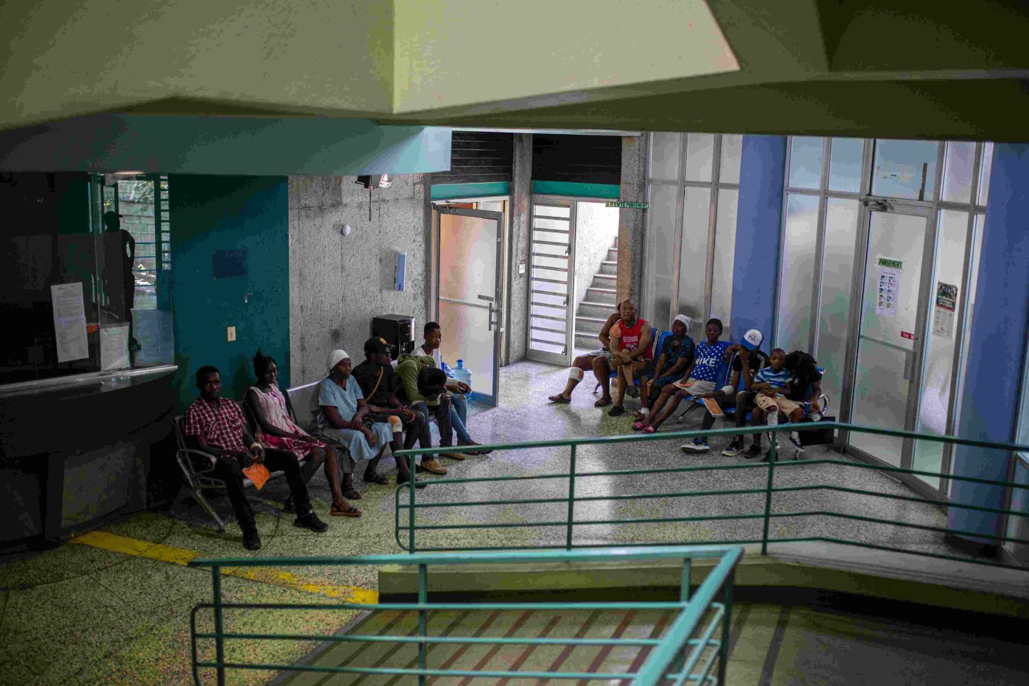 Los pacientes esperan para ser atendidos en el centro de urgencias de MSF en Turgeau.