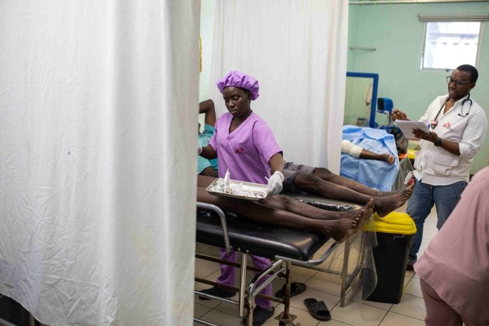 Los pacientes heridos de bala son atendidos en el centro de emergencias de MSF en Turgeau tras los intensos enfrentamientos armados que estallaron en el centro de Puerto Príncipe.