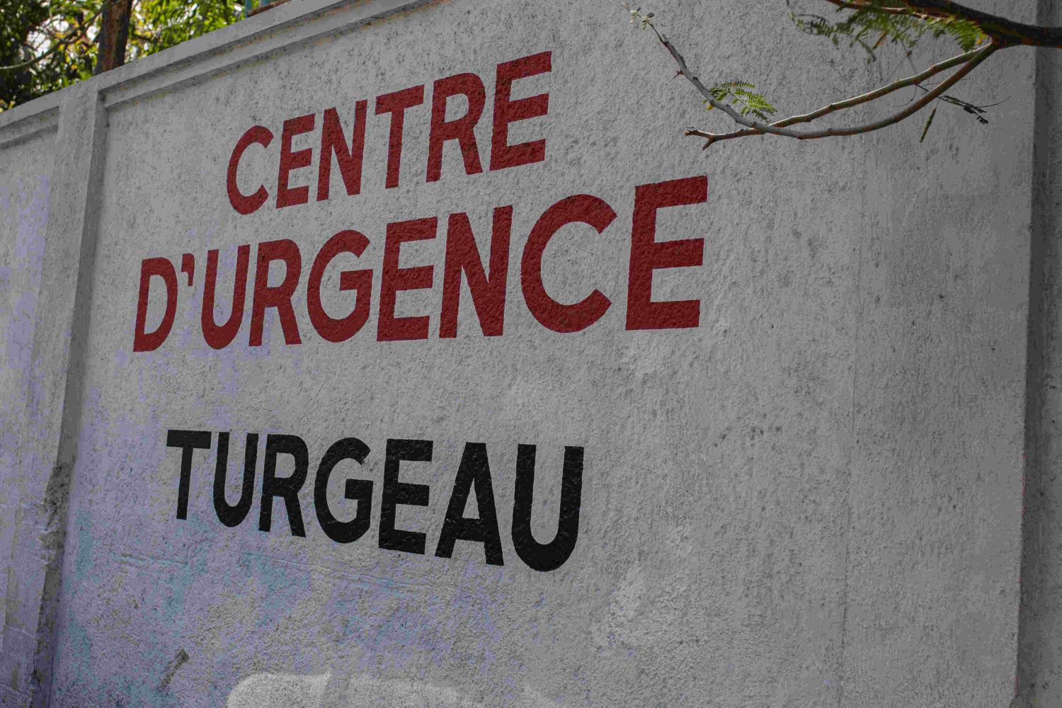Puerta de entrada del Centro de Emergencias de MSF de Turgeau, ubicado en el centro de Puerto Príncipe. La estructura médica atiende casos graves de accidentes de tránsito, accidentes domésticos, heridas de bala, otros tipos de violencia, etc.