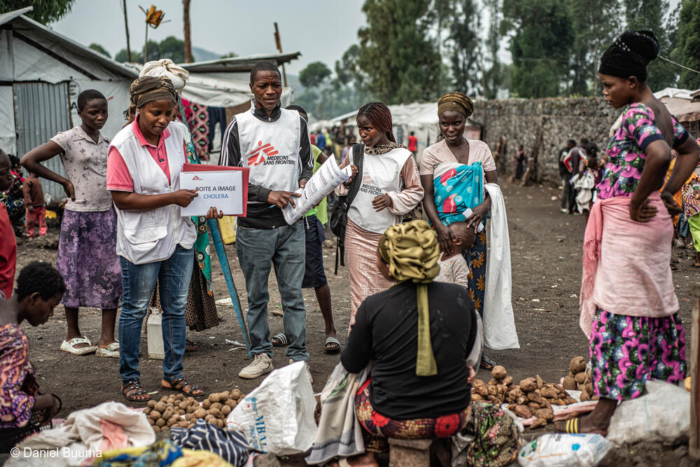 Los equipos de promoción de la salud de MSF sensibilizan a los residentes del campamento de desplazados de Kashaka sobre las medidas de higiene para reducir el riesgo de contraer el cólera.