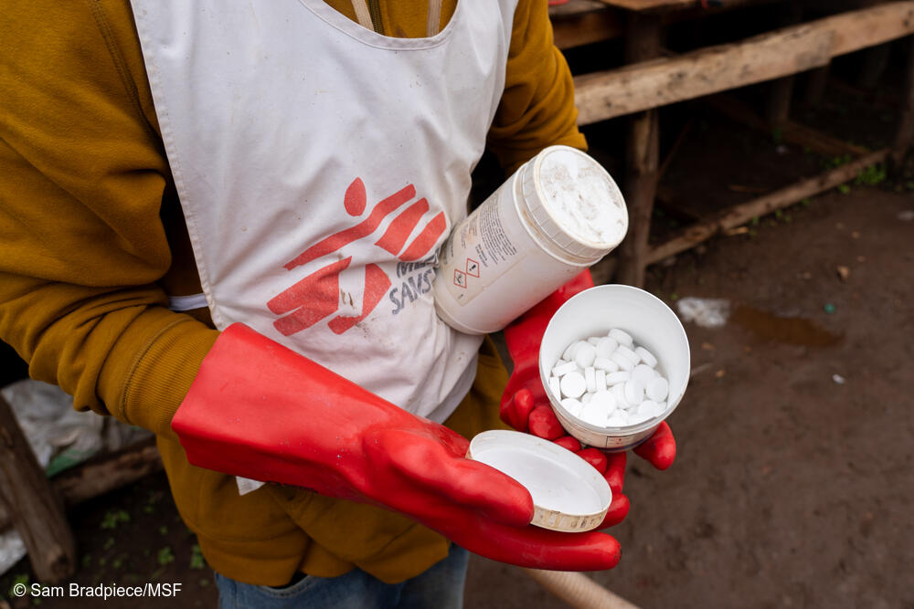 Un empleado de MSF muestra las pastillas potabilizadoras que se utilizan para generar un suministro de agua limpia para la población de Lomera, una localidad minera del Kivu del Sur que se enfrenta a un brote de cólera.