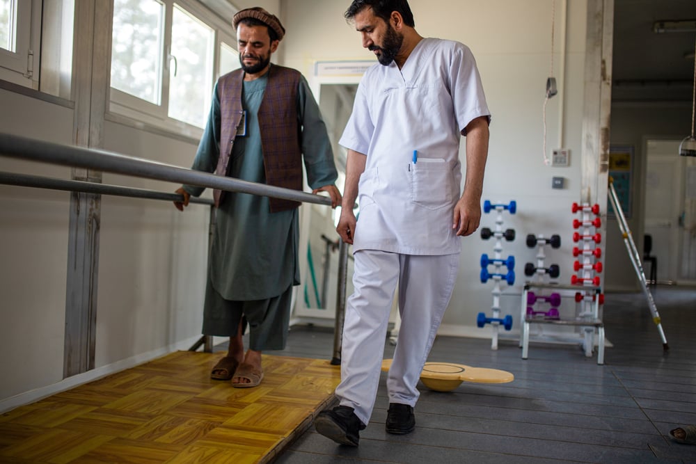 Faizullah es conductor de minibús en la provincia de Takhar. Sufrió heridas graves tras un accidente de tráfico nocturno. No podía pagar el tratamiento en su provincia, por lo que acudió al centro de traumatología de MSF en Kunduz para recibir tratamiento gratuito para su pierna izquierda lesionada. Acude una vez a la semana desde su provincia para recibir seguimiento médico y sesiones de fisioterapia. Traducción realizada con la versión gratuita del traductor