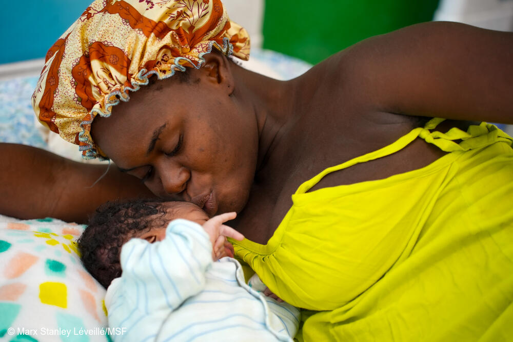 Dieuline, de 25 años, yace junto a su recién nacido en la maternidad Isaïe Jeanty, apoyada por MSF, en Puerto Príncipe.