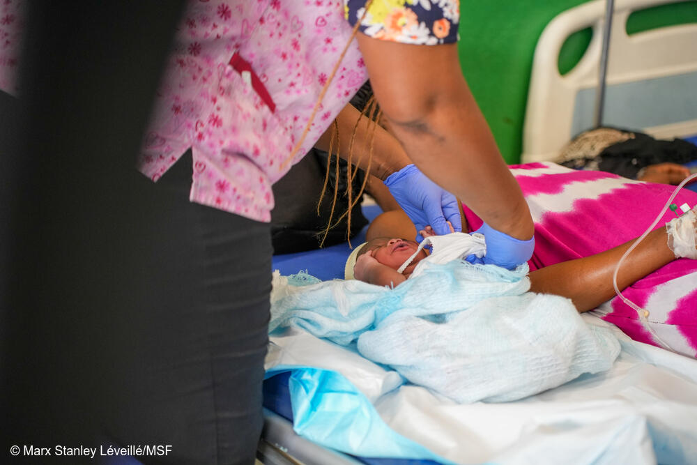Una enfermera cuida a un recién nacido en la maternidad Isaïe Jeanty, apoyada por MSF, en Puerto Príncipe.