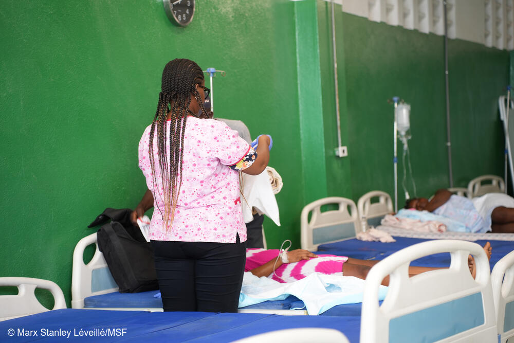 Una enfermera atiende a una paciente en la maternidad Isaïe Jeanty, apoyada por MSF, en Puerto Príncipe.