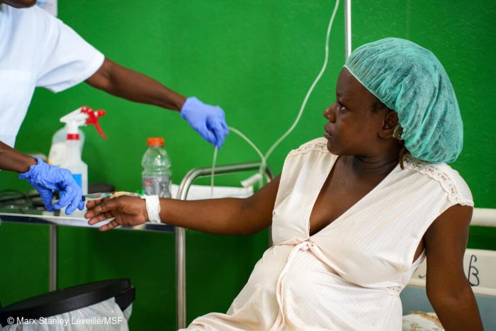Chrislove, de 26 años, recibe atención en la maternidad Isaïe Jeanty de Puerto Príncipe, apoyada por MSF, tras dar a luz por cesárea.