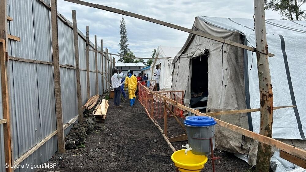Vista exterior de una de las tiendas médicas de la unidad de tratamiento del cólera (CTU) gestionada por MSF en el centro de salud de Mugunga, Goma, República Democrática del Congo, marzo de 2025.