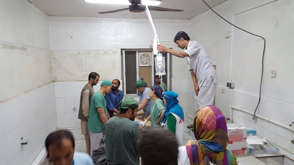 Material de archivo. Las cirugías de emergencia y las actividades médicas continúan en una de las partes que quedan del hospital de MSF en Kunduz tras el bombardeo del 3 de octubre de 2015.
