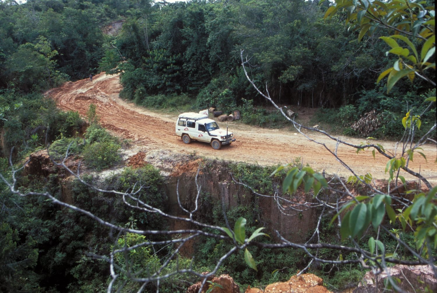 En 2005, MSF denunció que miles de personas sufrieron traumas mentales en sus vidas y no tenían ninguna esperanza de recibir ayuda en la subregión del Catatumbo. Esta fue una de las mayores consecuencias para la salud de las personas atrapadas en el conflicto colombiano y una de las que recibió menos atención. Foto: Jesús Abad Colorado
