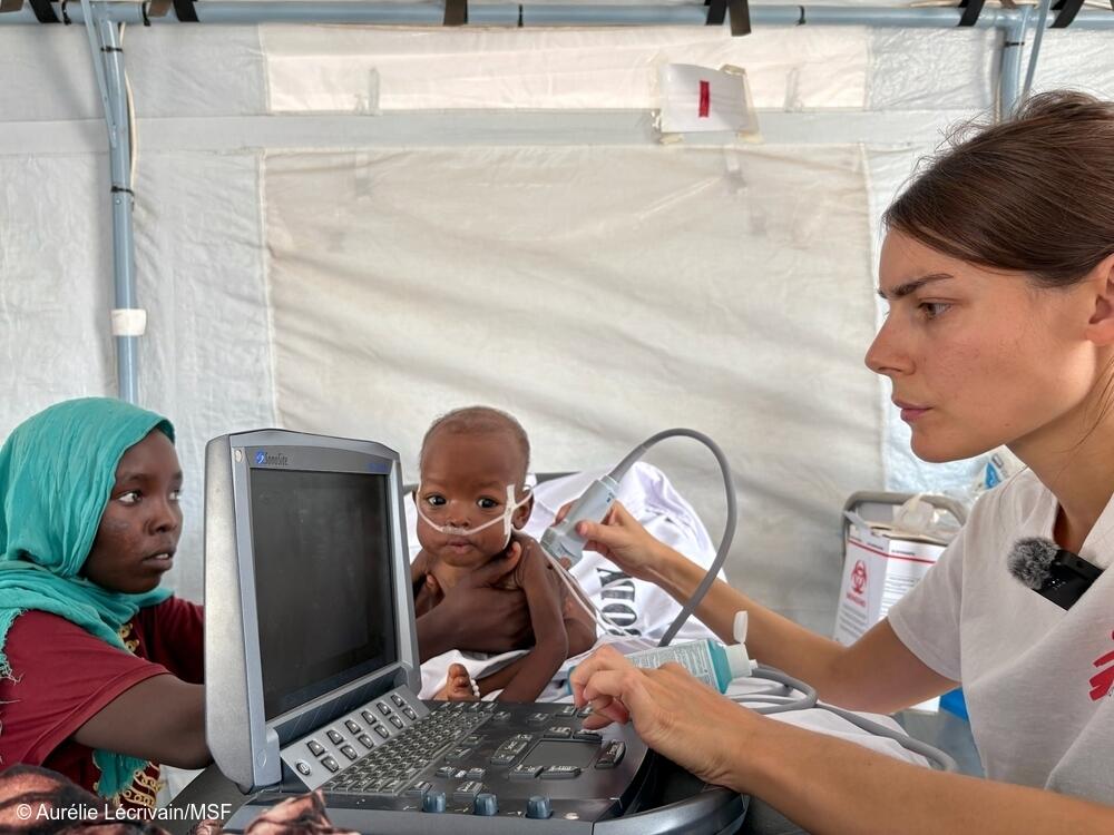 Niño afectado por la crisis nutricional en Sudán siendo atendido por MSF