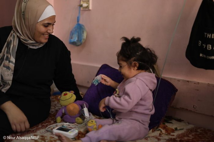 Yara Alghoula espera su evacuación médica en Nasser.