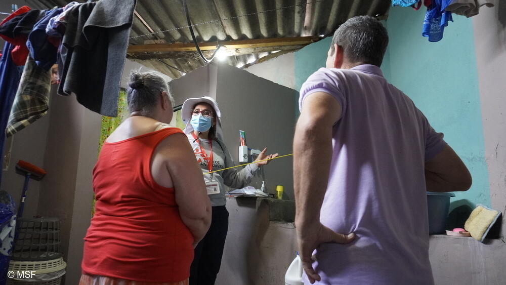 Un promotor de salud de MSF explica a una familia cómo aplicar los discos PPF para combatir el Arbovirus en Honduras.