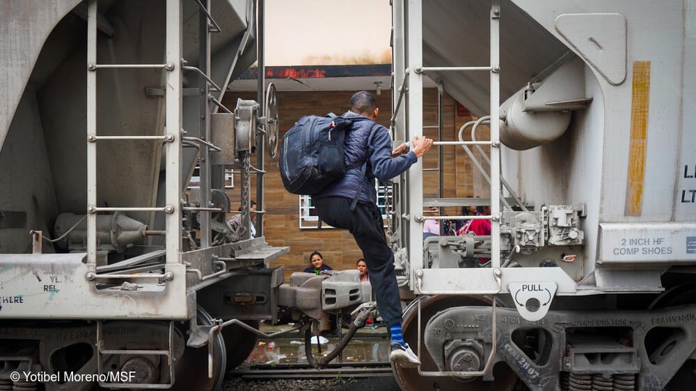 Imágenes del año 2025: una galería que visibiliza crisis humanitarias, atención médica y la resiliencia de comunidades afectadas. Un hombre se sube a un tren de carga, un medio de transporte habitual para quienes recorren la ruta migratoria centroamericana entre Sudamérica y la frontera entre Estados Unidos y México. Los recientes anuncios migratorios del nuevo gobierno estadounidense dejaron a cientos de miles de personas en la ruta en una situación de gran incertidumbre y peligro. Los equipos de MSF en México ya observan el impacto de estas medidas en la salud mental de quienes migran. Veracruz, México.