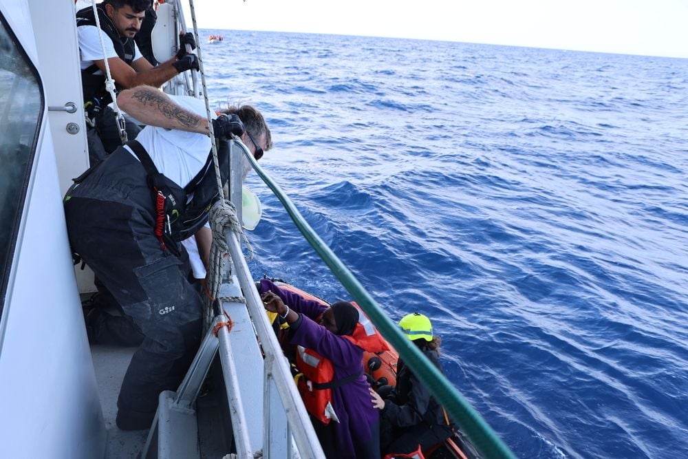 equipo de MSF a bordo del Oyvon rescató a 41 personas, que habían pasado tres días en el mar en una lancha inflable sobrecargada e inadecuada para navegar. Tres de los supervivientes eran mujeres y 14 eran niños.