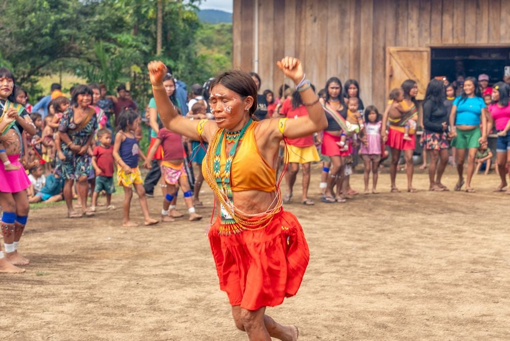 Una chamana Sanöma, considerada una médica tradicional dentro de la comunidad, participa en la ceremonia de clausura del proyecto en la región de Auaris, un momento que simbolizó el respeto mutuo y la colaboración desarrollada entre MSF y las comunidades locales © Marília Gurgel/MSF