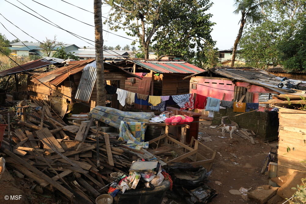 El asentamiento residencial cercano al río Kaduwela, un afluente del río Kelani en el suburbio de Kaduwela, Colombo, quedó destruido, lo que obligó a las familias a buscar refugio en tiendas de campaña.