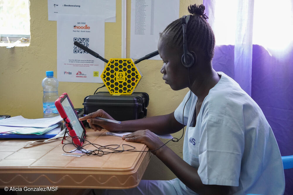 Una enfermera utiliza una tableta para acceder al contenido de aprendizaje electrónico del programa de capacitación y ponerse al día con las sesiones perdidas, directamente en el aula de la Academia MSF del hospital.