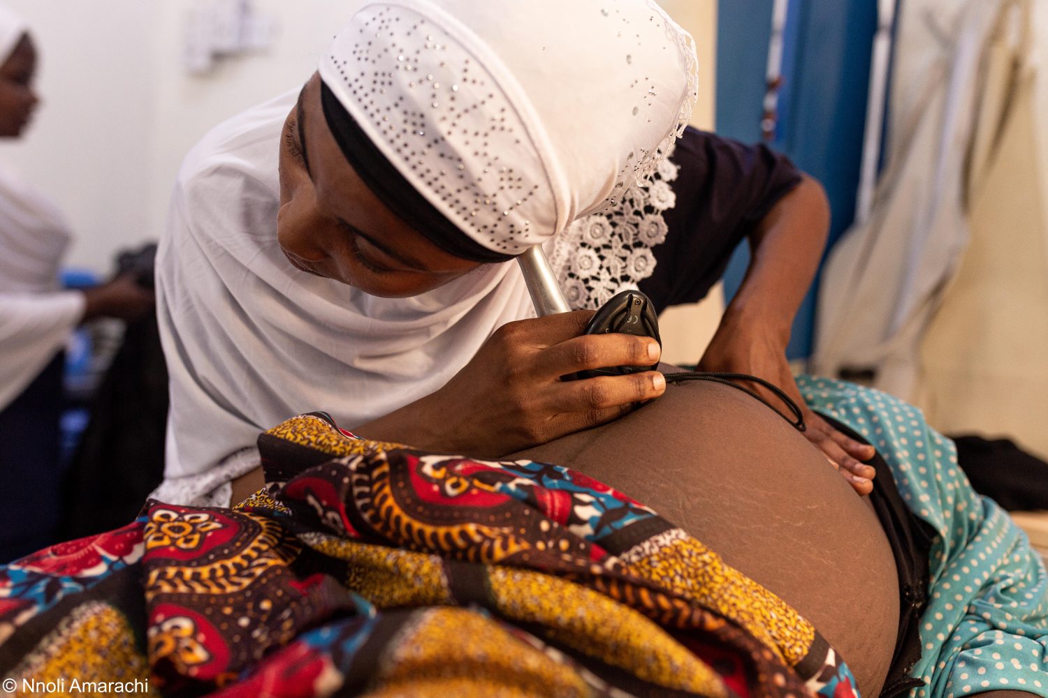 Una enfermera prepara a una paciente para el parto