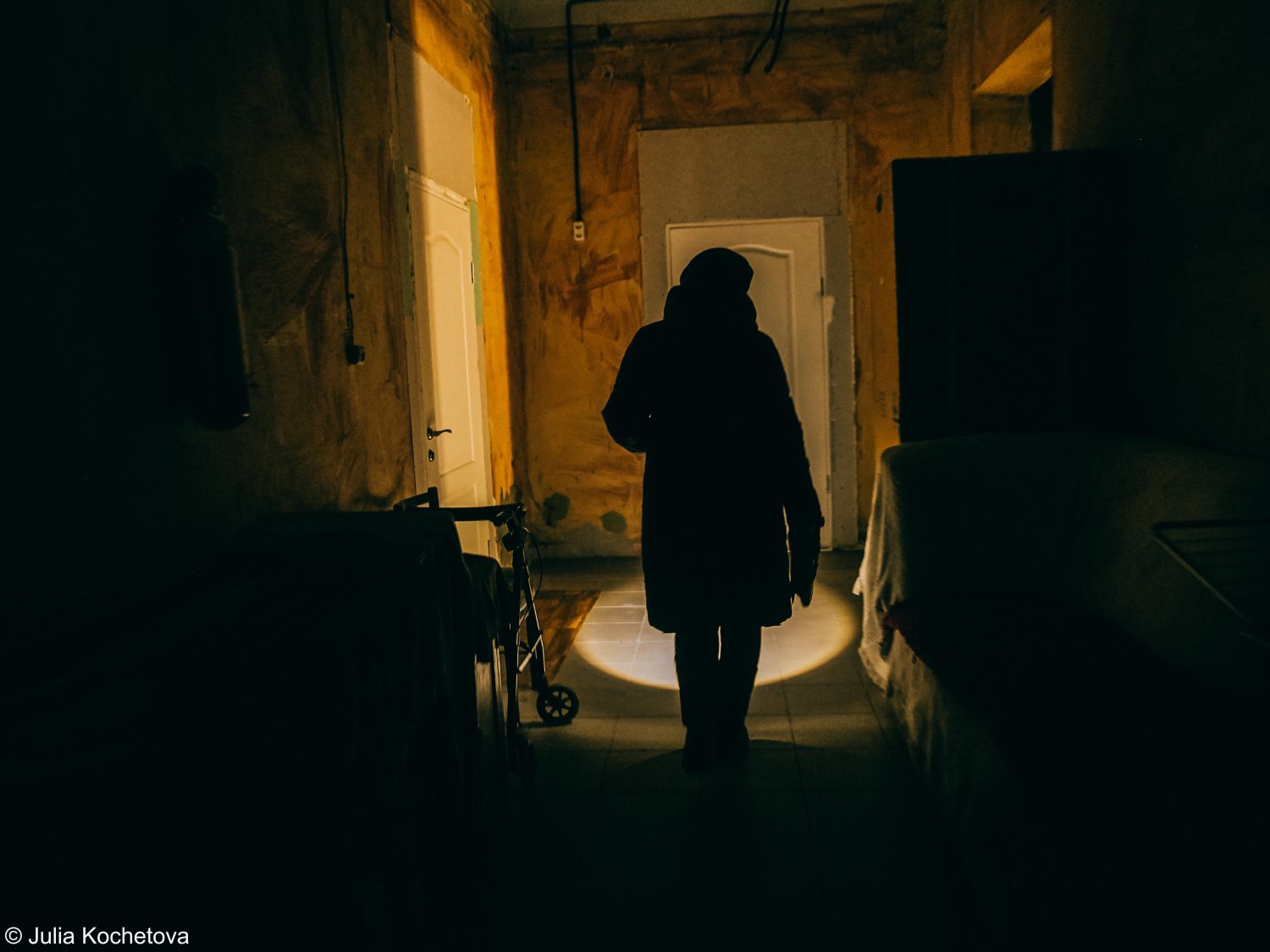 Mujer recorre su refugio durante un corte de luz