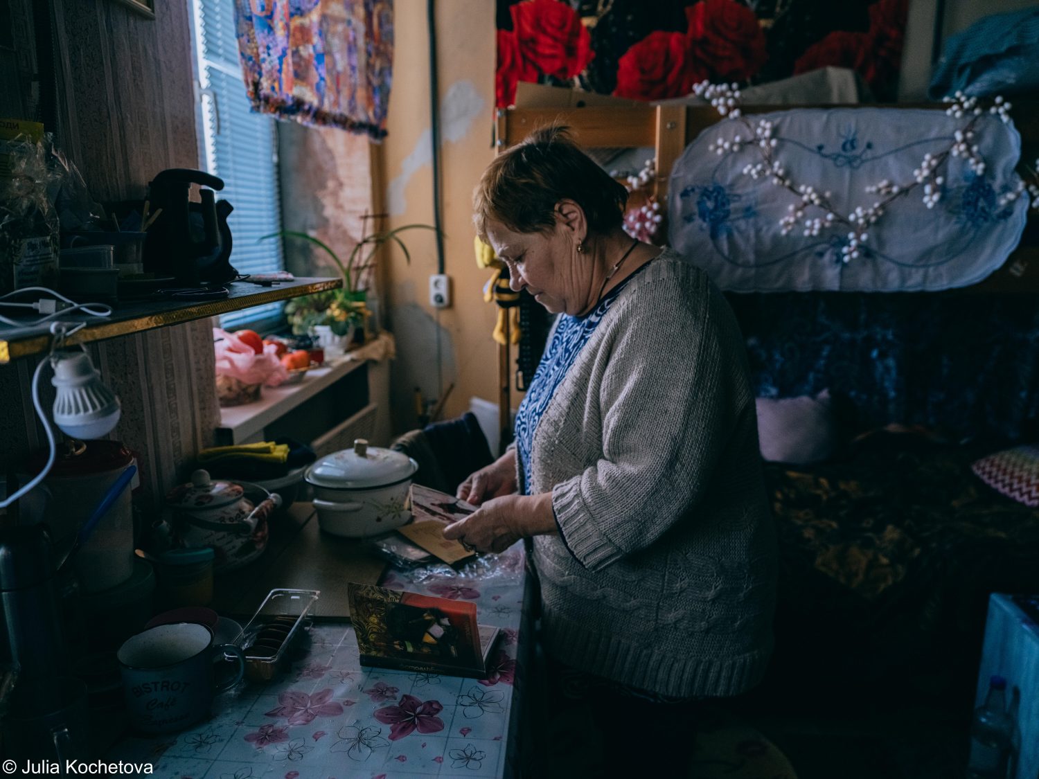 Mujer ucraniana sigue viviendo en su casa