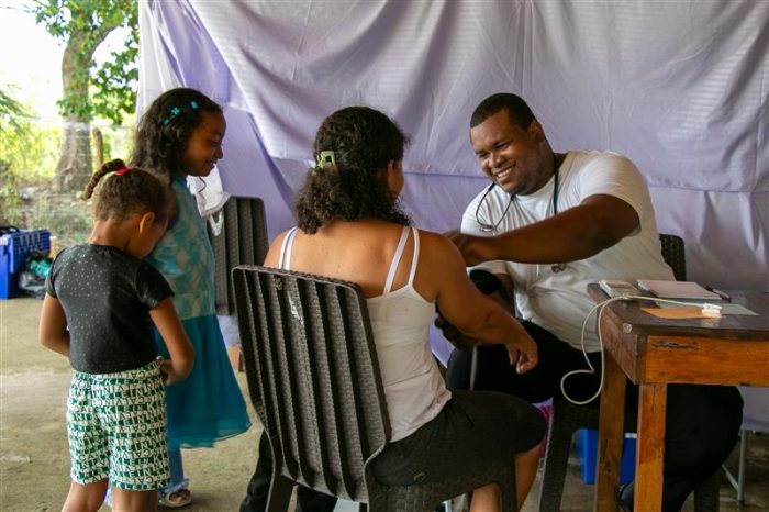 Jorge, enfermero de MSF, hace el triage en una de las clínicas móviles en San Bernardo del Viento, Córdoba. - Natalia Romero Peñuela/MSF