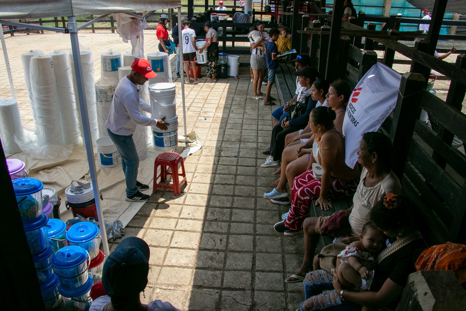 Israel Salazar, supervisor de agua y saneamiento de MSF, enseña a la comunidad de Los Patos cómo armar y manipular sus filtros de agua potable. - Natalia Romero Peñuela/MSF
