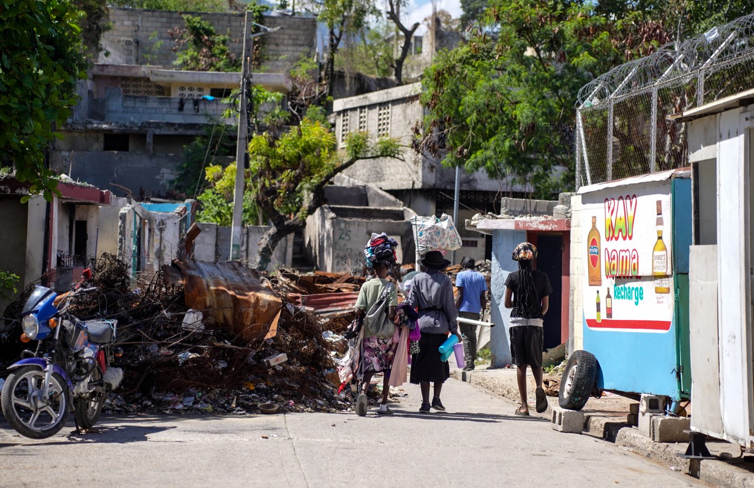Residentes atraviesan los restos de una barricada en el barrio de Solino, en Puerto Príncipe, Haití.