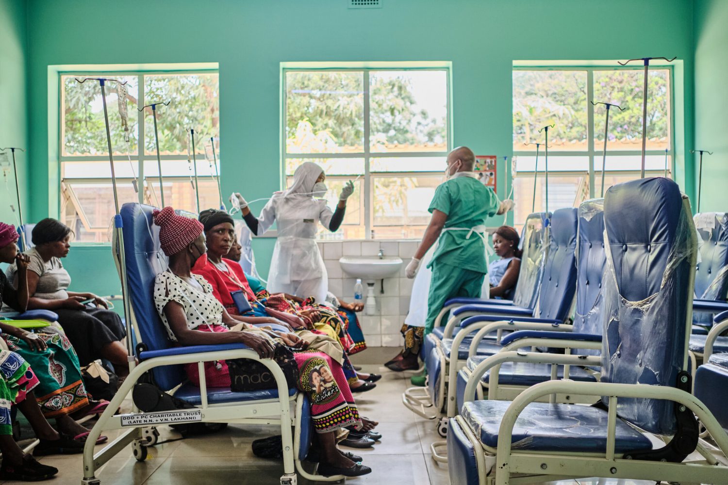 Un grupo de mujeres durante una sesión de quimioterapia en la sala 4B del Hospital Queens Elizabeth, en Blantyre, Malawi.