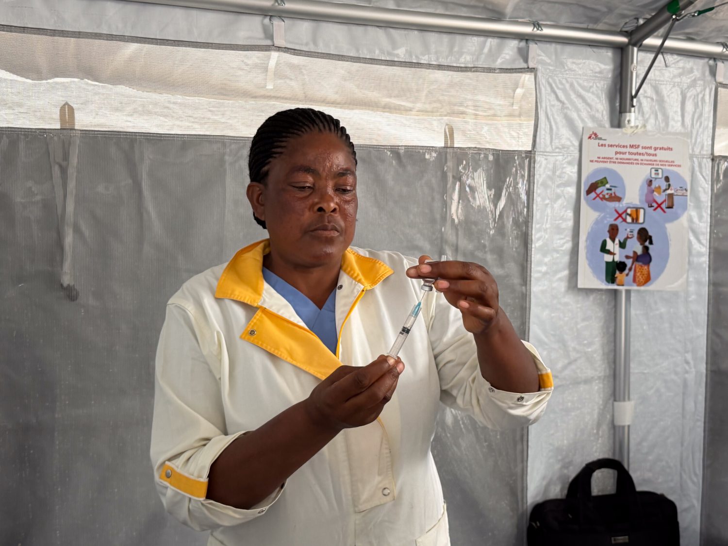 Marie Sembu, enfermera del Ministerio de Sanidad congoleño, prepara una inyección de la vacuna Ervebo® ​ durante el acto de presentación de BRAVO en el Laboratorio Provincial de Salud Pública de Bunia.