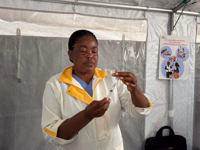 Marie Sembu, enfermera del Ministerio de Sanidad congoleño, prepara una inyección de la vacuna Ervebo® ​ durante el acto de presentación de BRAVO en el Laboratorio Provincial de Salud Pública de Bunia.