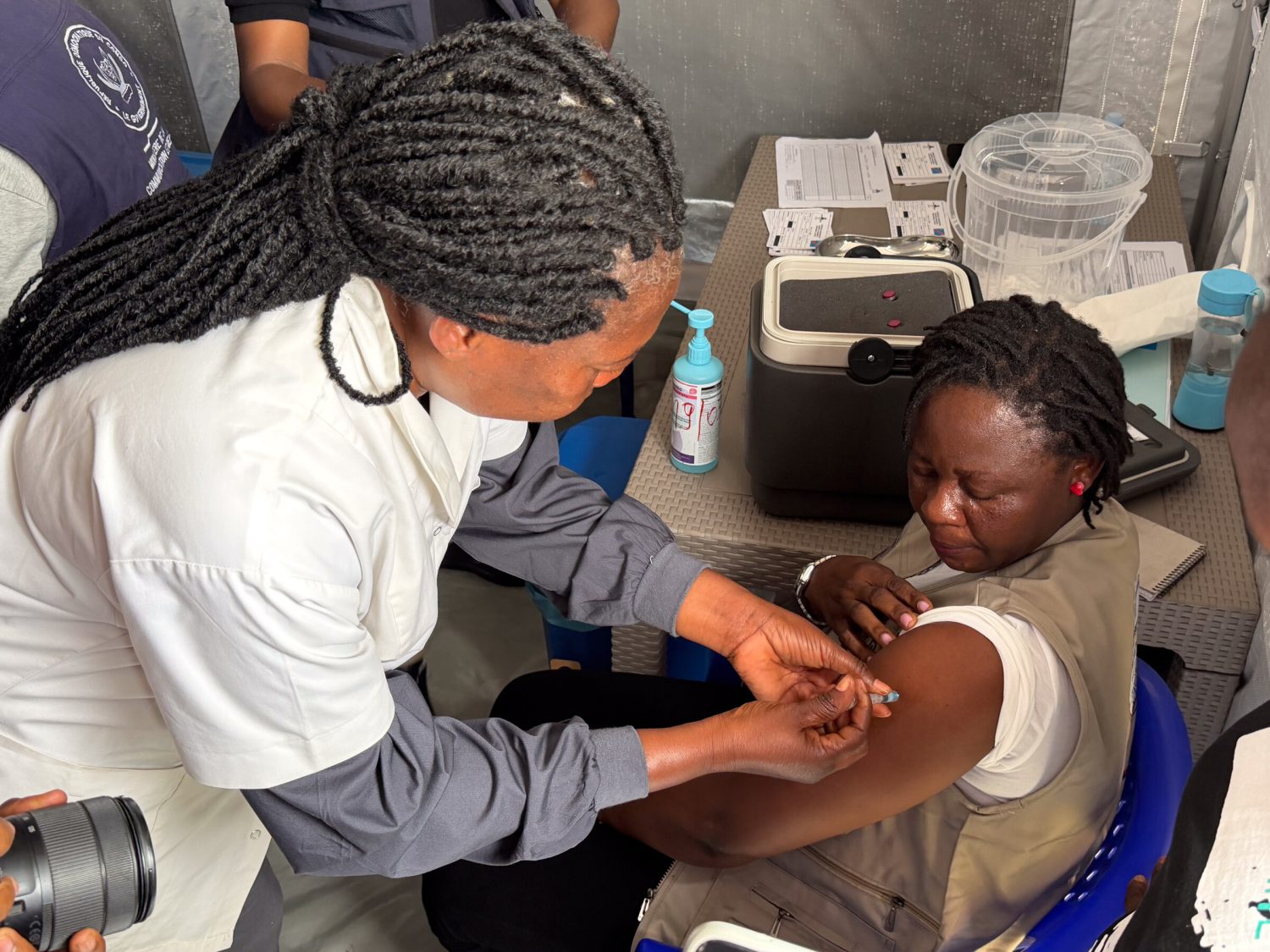 Una enfermera del Ministerio de Salud del Congo vacuna a una mujer durante el evento de lanzamiento del estudio BRAVO en el Laboratorio Provincial de Salud Pública de Bunia.